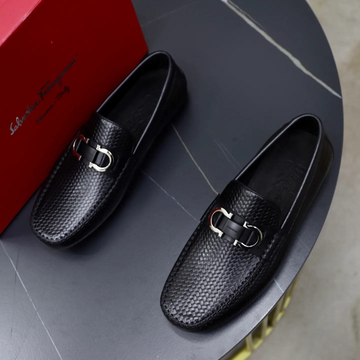 Ex-factory price: 480💰🙅‍♂️🙅‍♂️🙅‍♂️Niuli Brand: Ferragamo Standard code: Men's code 38/44 (45 customized) Grade: Same as the official website Material: Original imported cowhide leather lining Original wear-resistant lightweight outsole Style category: Men's casual slip-on shoes Bean shoes Distinguished luxury brand elements top luxury Color: actual picture color